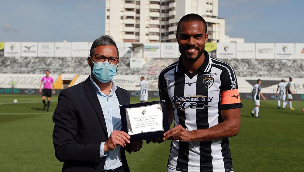 DENER COMPLETA 100 JOGOS NA LIGA NOS