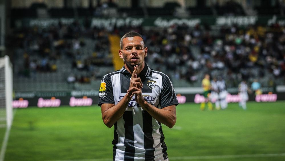Ewerton Pereira de partida para o Japão