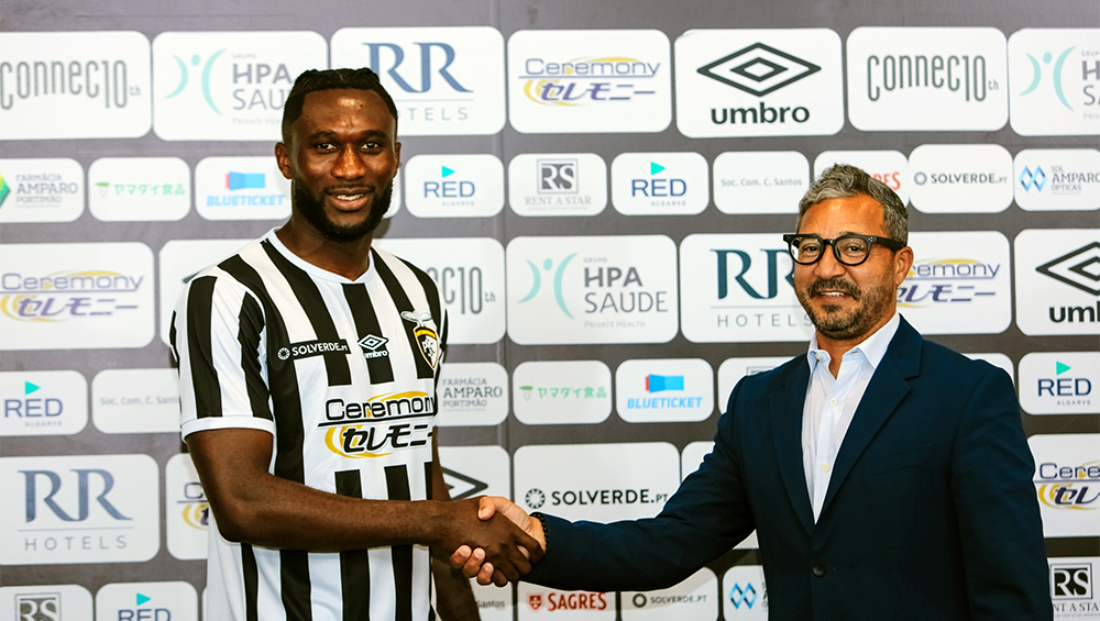 Kelechi John é reforço para a defesa