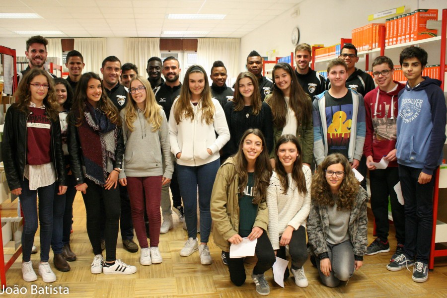 JOGADORES E TREINADOR VISITAM ESCOLA EB 2/3 PROFESSOR JOSÉ BUISEL