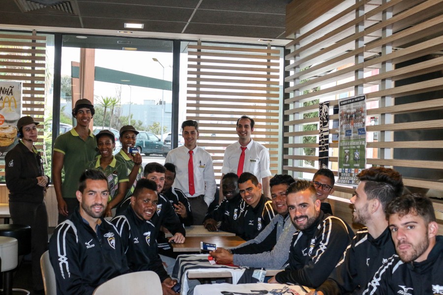 JOGADORES DO PORTIMONENSE EM SESSÃO DE AUTÓGRAFOS