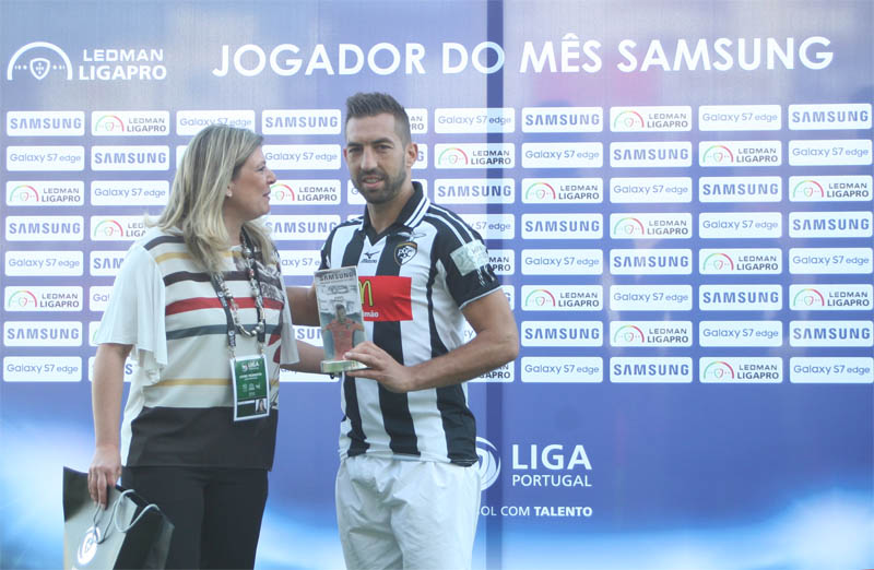 PIRES RECEBE TROFÉU MVP DOS MESES DE AGOSTO E SETEMBRO 