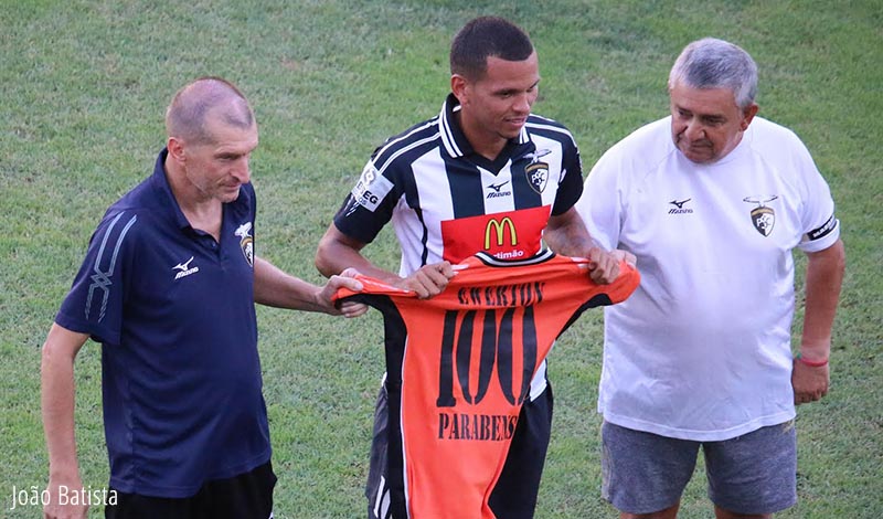 SAD HOMENAGEIA EWERTON PELOS 100 JOGOS AO SERVIÇO DO CLUBE