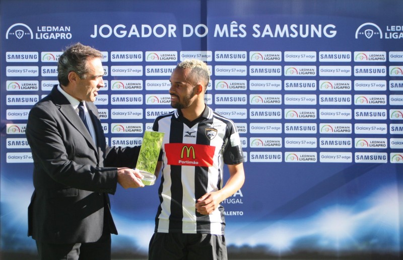 PAULINHO RECEBEU O PRÉMIO DE MELHOR JOGADOR DE NOVEMBRO