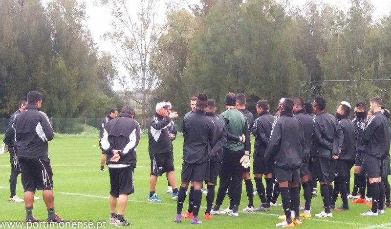 EQUIPA TREINOU NO RELVADO DA PENINA