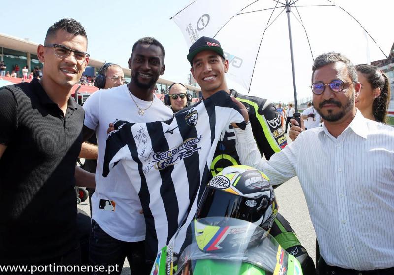 JACKSON MARTINEZ OFERECE CAMISOLA A YONNY HERNANDEZ