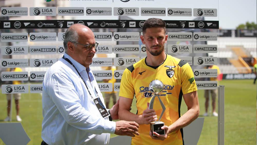 LUCAS POSSIGNOLO RECEBE PRÉMIO DA PARTICIPAÇÃO NA COPA IBÉRICA